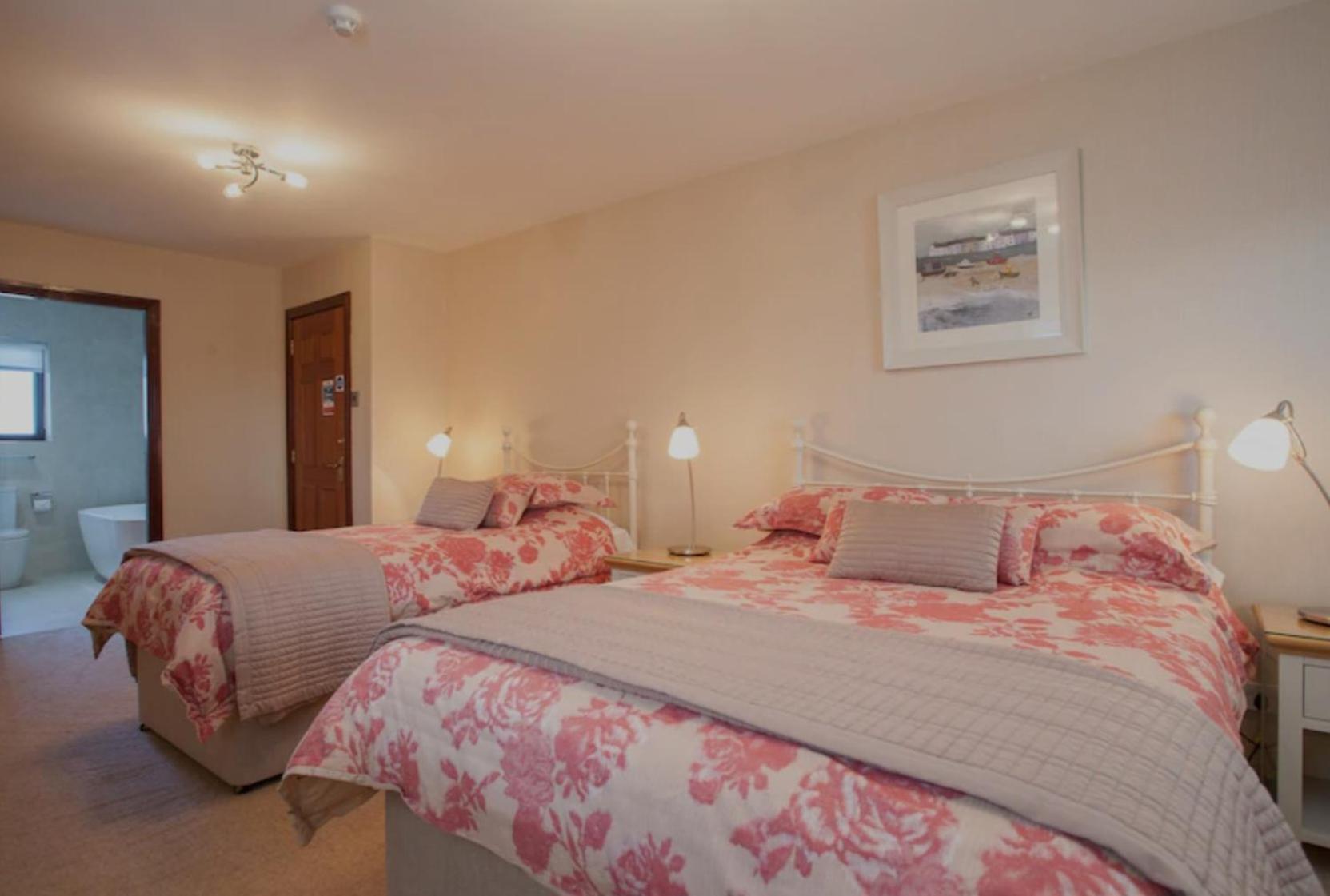 Empress Madani Palace Hotel Съри Екстериор снимка