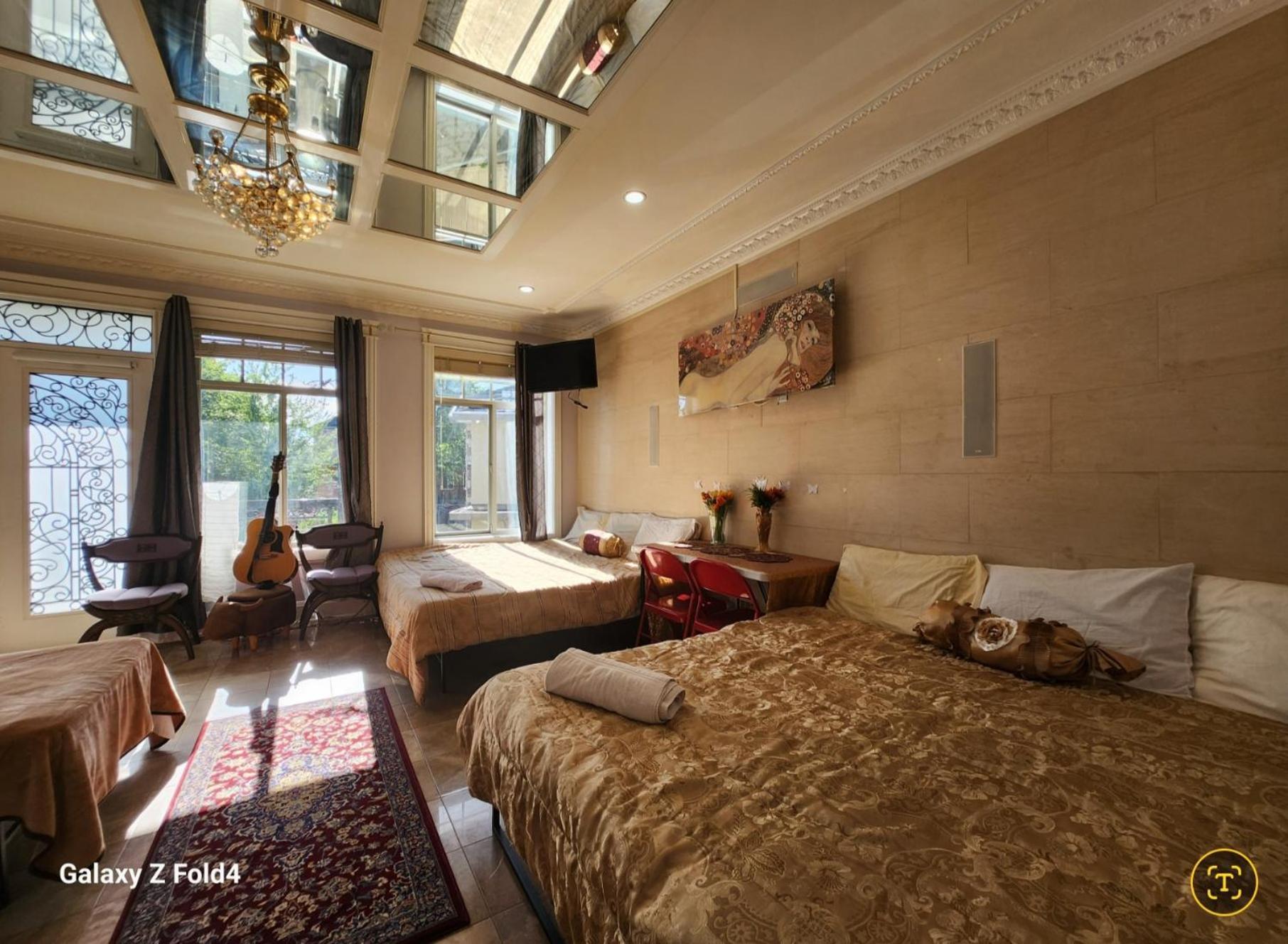 Empress Madani Palace Hotel Съри Екстериор снимка